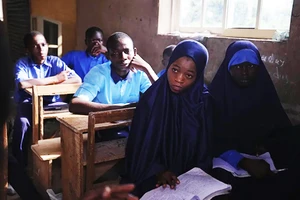 Ánh sáng mặt trời là nguồn sáng duy nhất trong nhiều lớp học ở Nigeria. Ảnh: AFP