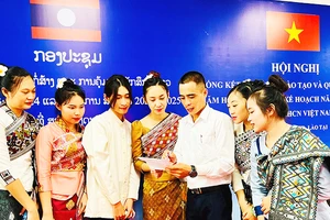 Lưu học sinh Lào đang theo học tại Trường đại học Cửu Long (Vĩnh Long).