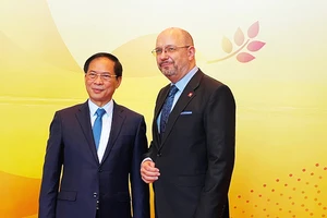 Đại sứ Thụy Sĩ tại Việt Nam Thomas Gass (phải).