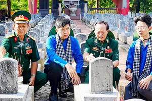 “Thắp hương viếng đồng đội tại Nghĩa trang liệt sĩ Trường Sơn”. Tác giả: ĐÀO MINH XUYÊN