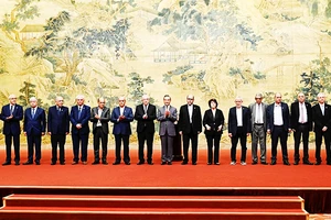 Các phe phái chính trị của Palestine tại cuộc họp ở Bắc Kinh. Ảnh: AP