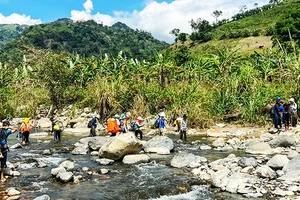 Vượt suối ngắm thảo nguyên Tà Giang