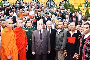 Tổng Bí thư, Chủ tịch nước Nguyễn Phú Trọng tiếp các già làng, trưởng bản, trưởng dòng họ, người có uy tín tiêu biểu trong đồng bào dân tộc thiểu số khu vực biên giới về dự Chương trình “Điểm tựa của bản làng” lần thứ nhất năm 2018. Ảnh: DUY LINH