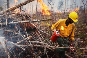 Thành viên của ARC 20 được đào tạo các kỹ năng chữa cháy cần thiết. Ảnh: REUTERS