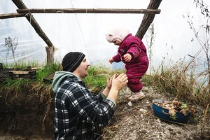 Kemencei cùng con gái trong trang trại của gia đình. Ảnh: REUTERS