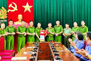 Khen thưởng nóng cho Ban Chuyên án ma túy Mộc Châu.