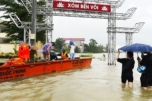 Ngập sâu tại xóm Bến Vôi, xã Cấn Hữu, huyện Quốc Oai, Hà Nội. 