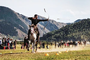 Vận động viên tham gia môn cưỡi ngựa bắn cung. Ảnh: THE ASTANA TIMES