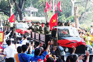 Tái hiện không khí người dân Hà Nội chào đón đoàn quân về tiếp quản Thủ đô. Ảnh: KHIẾU MINH