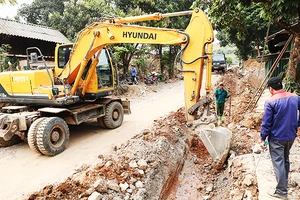 Mở đường giao thông nông thôn ở xã khó khăn miền núi phía bắc. Ảnh: K.MINH