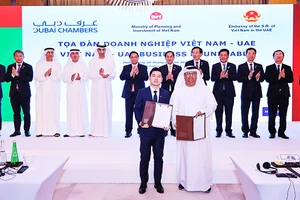 Ông Đỗ Vinh Quang, Phó Chủ tịch Hội đồng quản trị T&T Group (bên trái) và ông Khaled Alshamsi, Chủ tịch Golden Nile trao biên bản ghi nhớ hợp tác. Ảnh: VGP/NHẬT BẮC