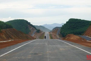 Dự án cao tốc Cam Lộ-La Sơn đoạn qua tỉnh Thừa Thiên Huế cơ bản đã hoàn thành hơn 94%.
