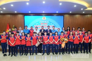 [Ảnh] Công đoàn Viên chức Việt Nam gặp mặt đội tuyển nữ Việt Nam và VĐV Nguyễn Thị Oanh