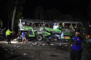 Cảnh sát hôm nay cho biết ít nhất 11 người thiệt mạng và hàng chục người khác bị thương khi một chiếc xe buýt chở học sinh trung học đi tham dự lễ tốt nghiệp gặp tai nạn trên hòn đảo lớn nhất Indonesia. (Ảnh: AFP/TTXVN)