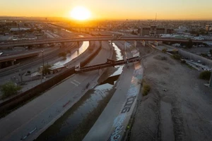 Sông Rio Grande (phải) và một kênh đào chảy dọc biên giới Mỹ-Mexico tại El Paso, Texas. (Nguồn: AFP)