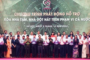 Thủ tướng Phạm Minh Chính với các đại diện các tổ chức, doanh nghiệp hỗ trợ kinh phí xóa nhà tạm, nhà dột nát.