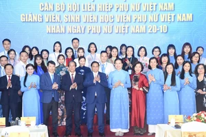 Thủ tướng Phạm Minh Chính với cán bộ, giảng viên, sinh viên Học viện Phụ nữ Việt Nam.