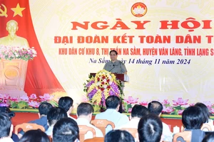 Thủ tướng Phạm Minh Chính phát biểu chúc mừng, động viên nhân dân các dân tộc thị trấn Na Sầm (Lạng Sơn).