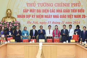 Thủ tướng Phạm Minh Chính, Phó Thủ tướng Lê Thành Long, Bộ trưởng Bộ Giáo dục và Đào tạo Nguyễn Kim Sơn, Chủ nhiệm ủy ban Văn hóa, Giáo dục của Quốc hội Nguyễn Đắc Vinh và các nhà giáo tiêu biểu 