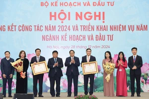 Thủ tướng Phạm Minh Chính trao Huân chương Lao động hạng Hai của Chủ tịch nước tặng tập thể của Bộ Kế hoạch và Đầu tư.