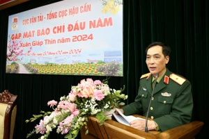 Thiếu tướng Nguyễn Đức Tùng, Cục trưởng Cục Vận tải (Tổng cục Hậu cần) phát biểu tại buổi gặp mặt. Ảnh MẠNH TUẤN