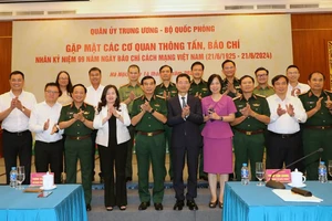 Đại tướng Phan Văn Giang cùng thủ trưởng các cơ quan Bộ Quốc phòng, đại diện lãnh đạo các cơ quan thông tấn, báo chí trong và ngoài quân đội.