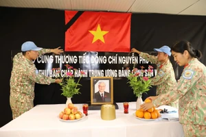 Cán bộ, nhân viên Đội Công binh Việt Nam đang làm nhiệm vụ tại khu vực Abyei chuẩn bị bàn thờ tưởng nhớ Tổng Bí thư Nguyễn Phú Trọng. (Ảnh: HẢI YẾN)