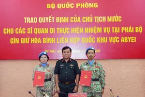 Thừa ủy quyền của Chủ tịch nước, Thượng tướng Hoàng Xuân Chiến trao Quyết định của Chủ tịch nước cho hai sĩ quan đi làm nhiệm vụ tại Phái bộ UNISFA. 