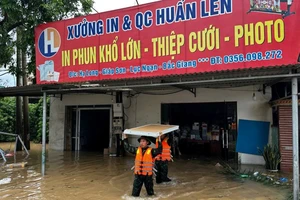 Cán bộ, chiến sĩ Trung đoàn 18, Sư đoàn 325 giúp nhân dân thôn Hạ Long, xã Giáp Sơn, huyện Lục Ngạn, tỉnh Bắc Giang, chuyển đồ đạc đến nơi an toàn. 