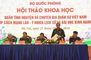 Thượng tướng Phùng Sĩ Tấn thay mặt Đoàn Chủ tịch phát biểu điều hành Hội thảo.