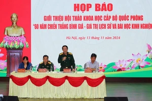 Các đồng chí chủ trì Họp báo.