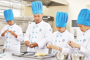 Bánh mì bánh ngọt là một trong những nghề thu hút học viên của Trường Trung cấp Kinh tế- Du lịch Hoa Sữa. 