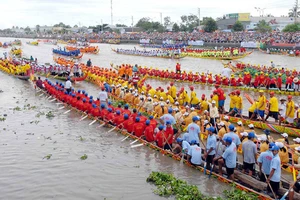 Lễ Ok Om Bok còn gọi là Lễ Cúng Trăng hay lễ "Đút cốm dẹp" là lễ hội truyền thống của đồng bào dân tộc Khmer, được tổ chức vào ngày 14, 15 tháng 10 âm lịch hằng năm.