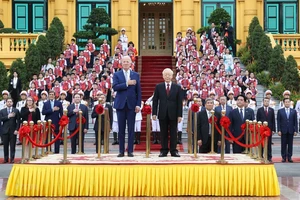 Lễ đón chính thức Tổng thống Hoa Kỳ Joe Biden được tổ chức trọng thể tại Phủ Chủ tịch theo nghi thức cao nhất dành cho nguyên thủ quốc gia. Tổng Bí thư Nguyễn Phú Trọng chủ trì Lễ đón. Ảnh: TTXVN 