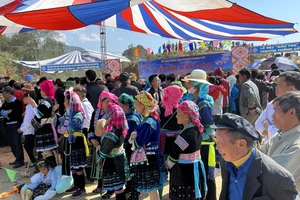 Lễ hội Gầu Tào thu hút người dân các dân tộc ở huyện Phong Thổ và các địa phương lân cận.