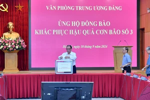 Nguyên Tổng Bí thư Nông Đức Mạnh và các đồng chí nguyên lãnh đạo Đảng, Nhà nước tham gia phát động và chia sẻ khó khăn với đồng bào. (Ảnh: ĐĂNG KHOA)