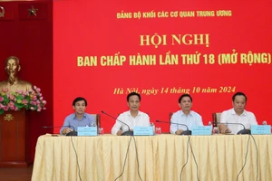 Các đồng chí chủ trì hội nghị.