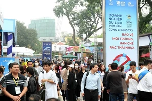 VITM Hà Nội 2023 thu hút đông đảo du khách tới tham quan, mua sản phẩm du lịch.