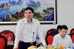 Đồng chí Nguyễn Đắc Vinh thông tin về việc tổ chức Hội thảo Văn hóa 2024. 
