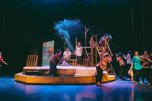 Hình ảnh trong vở diễn "Bến nước thời gian" của Nhà hát Tuổi Trẻ. (Ảnh: Ban tổ chức)