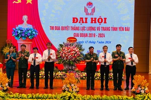 Trung tướng Phạm Đức Duyên, Chính ủy Quân khu 2 tặng hoa chúc mừng đại hội. (Ảnh: THANH SƠN)