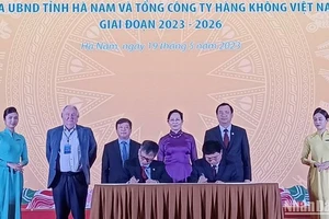 Ông Trịnh Ngọc Thành, Phó Tổng Giám đốc Vietnam Airlines và Ông Trương Quốc Huy, Phó Bí thư Tỉnh ủy, Chủ tịch UBND tỉnh ký và trao đổi biên bản hợp tác toàn diện.