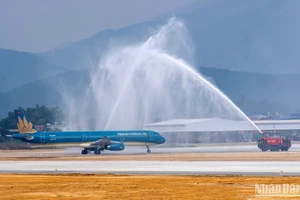 Nghi thức phun vòi rồng chào đón chuyến bay.