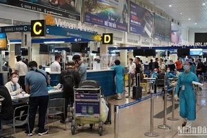 Hành khách làm thủ tục chuyến bay tại Cảng hàng không quốc tế Tân Sơn Nhất.