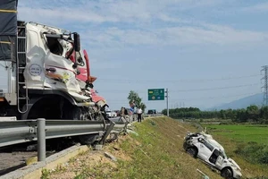 Hiện trường vụ tai nạn giao thông trên tuyến cao tốc Cam Lộ-La Sơn ngày 18/2.