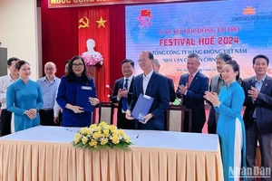 Hãng hàng không quốc gia Việt Nam (Vietnam Airlines) tiếp tục tham gia Festival Huế 2024 với danh vị “Nhà vận chuyển chính thức”.