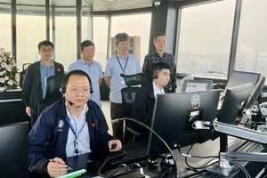 Lãnh đạo VATM, các cán bộ kỹ thuật thực hiện chuyển đổi đồng bộ các dịch vụ bảo đảm hoạt động bay từ Đài Kiểm soát không lưu Điện Biên cũ sang Đài mới.