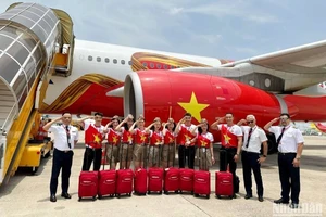 Trong dịp lễ kỷ niệm ngày Thống nhất đất nước 30/4 và Quốc tế Lao động 1/5, phi hành đoàn Vietjet dành tặng hành khách những món quà thú vị mang thông điệp “Tự hào Việt Nam”.