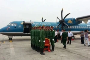 Máy bay chở linh cữu Đại tướng Võ Nguyên Giáp về quê hương.