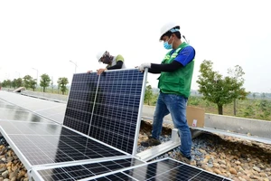 Lắp đặt pin mặt trời mái nhà tại Nhà máy Nước mặt Sông Đuống (Hà Nội) do Tập đoàn AquaOne đầu tư. (Ảnh: TRẦN HẢI)